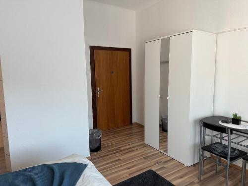a small room with a mirror and a door at Cheers Diner & Rooms in Villach