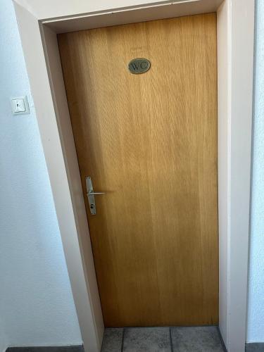 a wooden door with a sign on it at Cheers Diner & Rooms in Villach