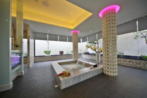 a large bathroom with a tub in a room with windows at Han Guan Motel in Taichung