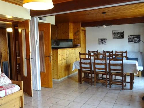 une cuisine et une salle à manger avec une table et des chaises dans l'établissement Appartement 2 pièces 6 pers, skis à 50m, garage, centre Les Gets à 300m - FR-1-802-10, aux Gets