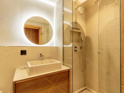 une salle de bain avec un lavabo et une douche avec un miroir dans l'établissement Appartement chic 4* avec SPA, parking, WIFI et terrasse - FR-1-352-86, à Bourg-Saint-Maurice