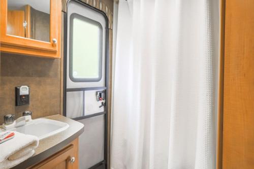 Ένα μπάνιο στο Camper- Relaxing Space After a Day of Hiking