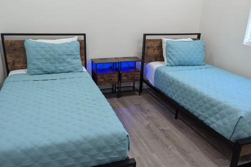 two beds sitting next to each other in a room at PALO ALTO PRIVATE APARTMENT with kitchen, laundry and Near Stanford in East Palo Alto