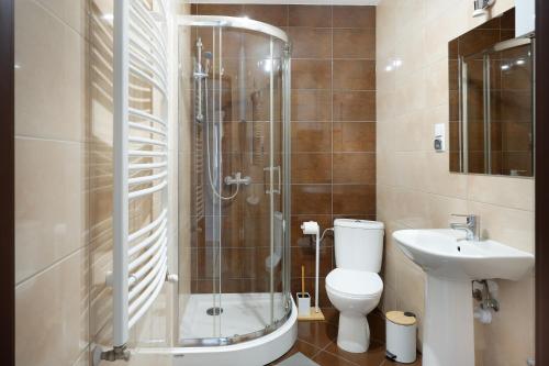 Phòng tắm tại 4 Apartamenty W Centrum