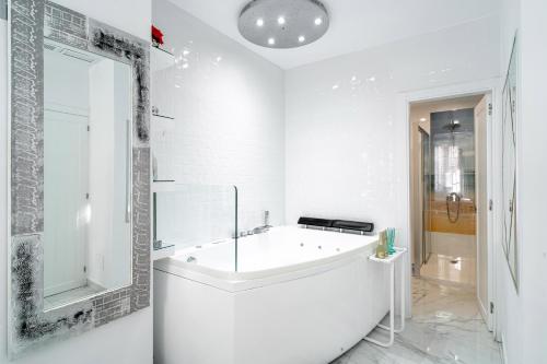 Baño con bañera de hidromasaje