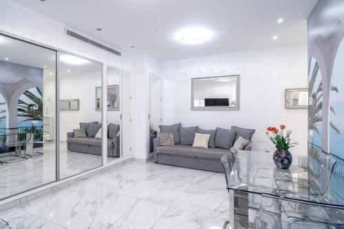 Salón luminoso con suelo de mármol
