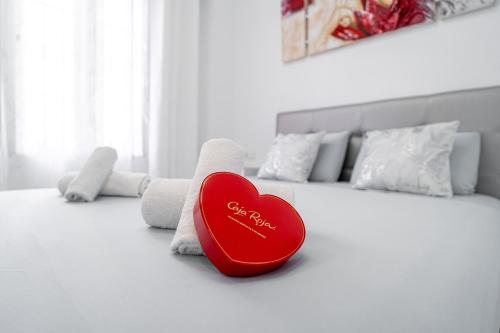 Caja de bombones en forma de corazón sobre la cama