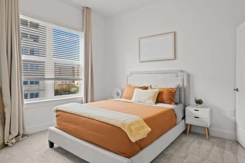 タンパにあるRelax and Unwind near Downtown Tampaの大きなベッドと窓のある寝室