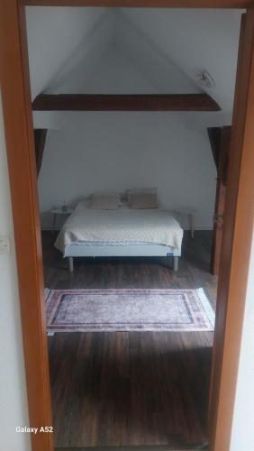 une petite chambre avec un lit dans une pièce dans l'établissement Charmant duplex trois pièces paisible, à Berstett