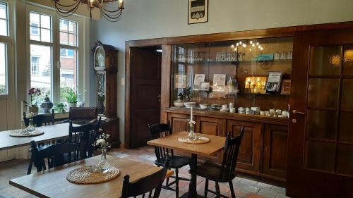 a restaurant with a table and chairs and a counter at 't Kabinet in Blankenberge