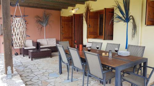 Χώρος καθιστικού στο Villa Selene, mountain views, no stairs, 2 km from beach