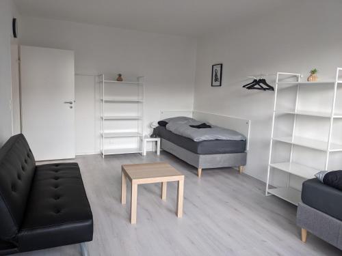 a living room with a couch and a bed and a table at Monteurwohnung Ferienwohnung Business Appartement EG Langenfeld in Gladbach