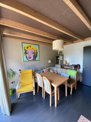 a dining room with a table and chairs at T kan Verkeren - Houseboat in Amsterdam