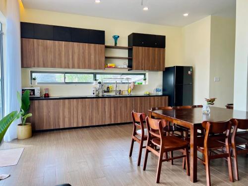 Kuchyň nebo kuchyňský kout v ubytování Flora front beach villa 2