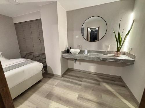 a bathroom with a sink and a mirror at Apartamento 7, Parque de la 93 in Bogotá