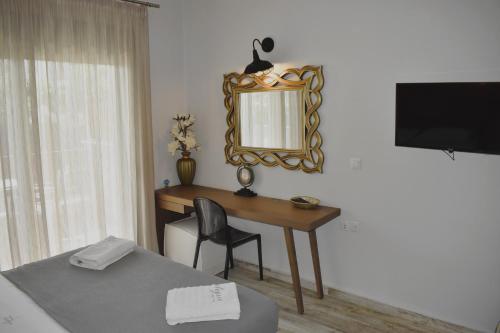 Una televisión o centro de entretenimiento en Alegria Suites