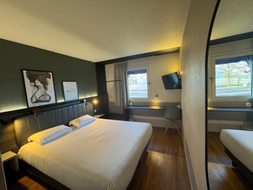 Postel nebo postele na pokoji v ubytování Tulip Inn Beaune
