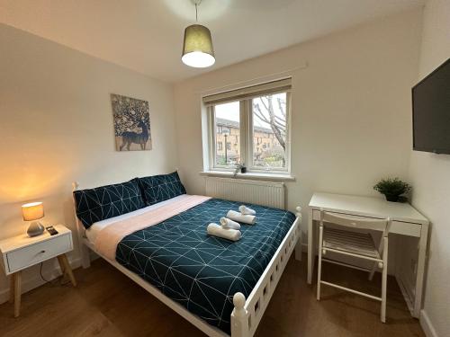 Un dormitorio pequeño con una cama y una ventana. en Laburnum House-Comfortable Rooms Near City of London, en Londres