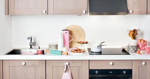 une cuisine avec un évier et un plan de travail dans l'établissement modern and secure residence, à Romainville