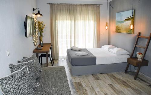 Una cama o camas en una habitación de Alegria Suites