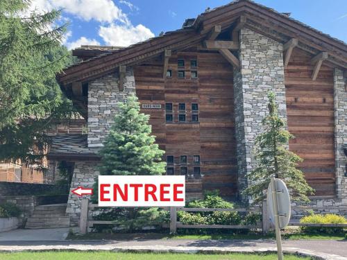 Chalet luxueux avec 5 chambres, hammam, cheminée et grande terrasse au cœur de Val d'Isère