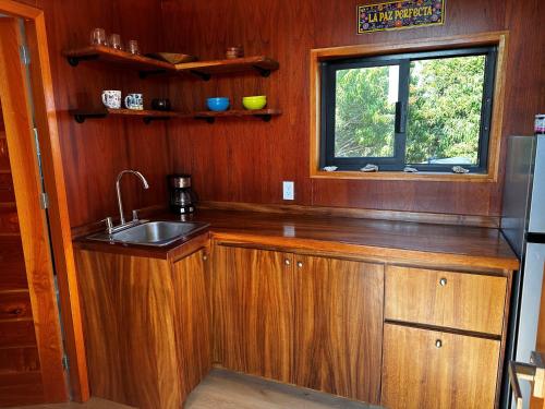 a kitchen with a sink and a window at La Paz Perfecta a Playa Saladita in Temalhuacán