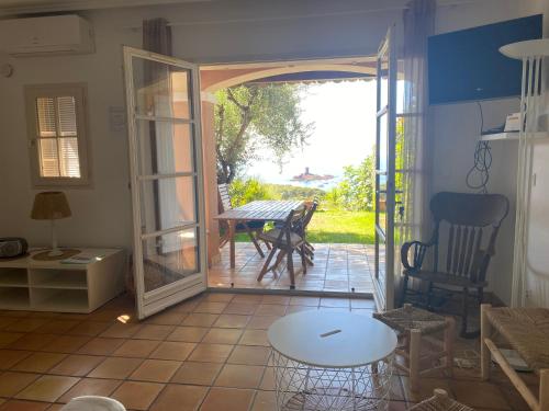 une pièce avec une porte ouverte sur un patio dans l'établissement Villa au Village de Cap Esterel, à Saint-Raphaël
