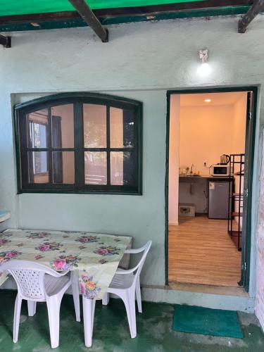 a room with a table and chairs and a kitchen at Tindet in Playa Hermosa