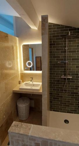 une salle de bain avec un lavabo et une douche dans l'établissement Studio charmant avec piscine partagée à Draguignan, 42 m², à Draguignan