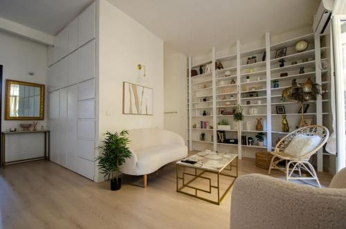 a living room with a couch and a table at Casamea - Apt Spacieux, Clim, Famille & Cabane in Ajaccio