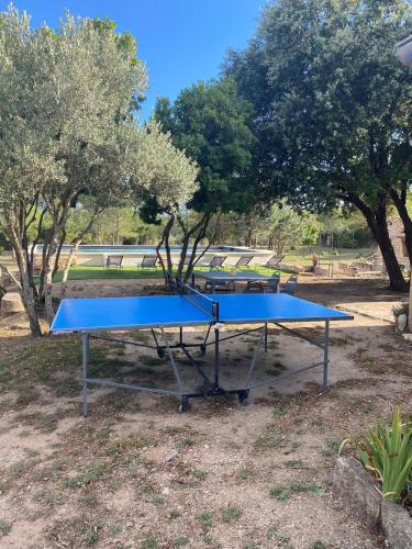 - une table de ping-pong bleue dans un parc dans l'établissement Le Mazet de Papi en Garrigue, à Saint-Gervasy