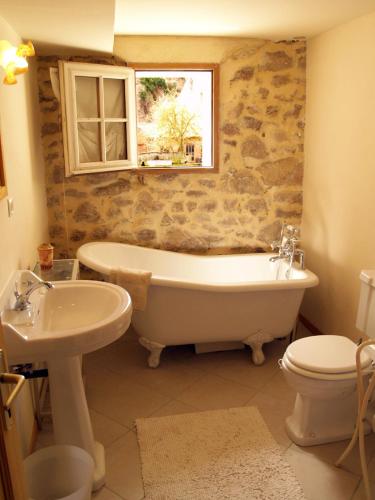 une salle de bain avec une baignoire, un lavabo et des toilettes dans l'établissement Les Rives de l'Armançon, à Semur-en-Auxois