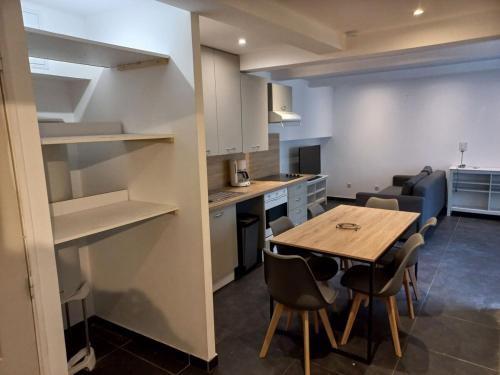 une cuisine et une salle à manger avec une table et des chaises dans l'établissement appartement n1 T3 Roubaix Calme et Agreable, à Roubaix