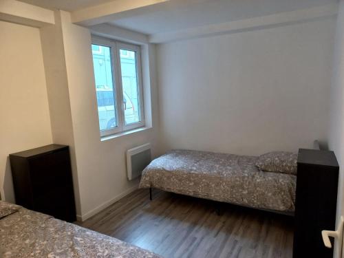 une chambre avec deux lits et une fenêtre dans l'établissement appartement n1 T3 Roubaix Calme et Agreable, à Roubaix