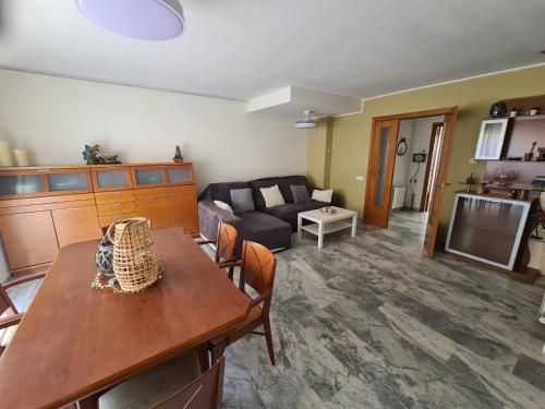 una sala de estar con un sofá y una mesa en Can Tete, en Malgrat de Mar