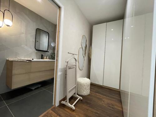 une salle de bain avec un lavabo et un miroir dans l'établissement Villa d'architecte Moon, à Saint-Palais-sur-Mer