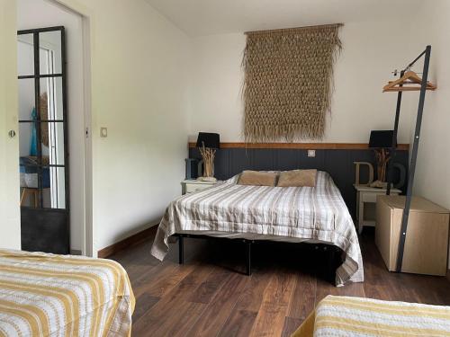 une chambre avec un lit et un parquet dans l'établissement Villa d'architecte Moon, à Saint-Palais-sur-Mer