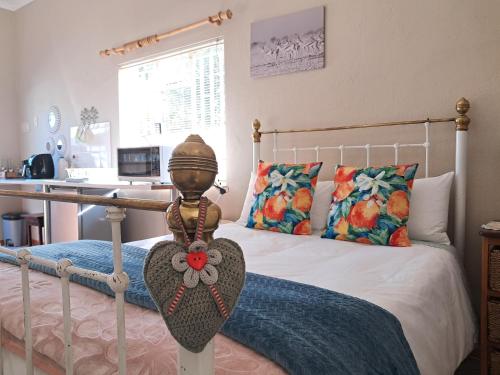 una camera da letto con un letto con decorazioni a cuore di Starry Nights a Middelburg