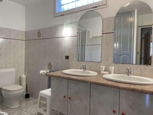 une salle de bain avec deux lavabos et un WC et un miroir dans l'établissement Appartement 2 pièces BANYULS SUR MER BN000-004, à Banyuls-sur-Mer