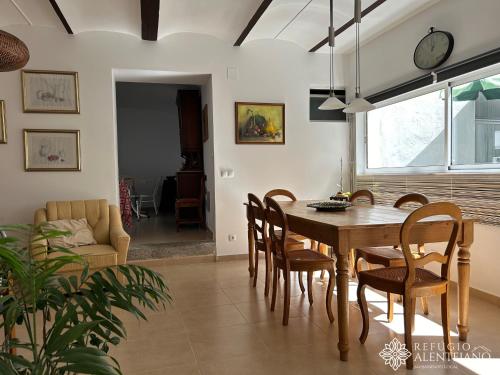 a kitchen and dining room with a table and chairs at Refúgio Alentejano in Arraiolos