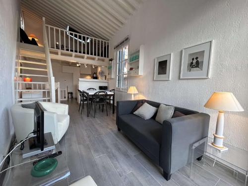 un salon avec un canapé et une salle à manger dans l'établissement Maison 4 pièces BANYULS SUR MER BN000-009, à Banyuls-sur-Mer