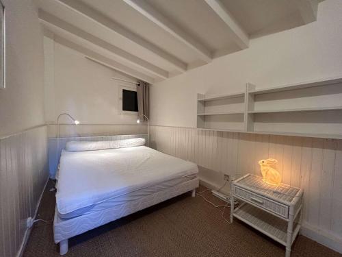 Cette petite chambre comprend un lit et une étagère. dans l'établissement Maison 4 pièces BANYULS SUR MER BN000-009, à Banyuls-sur-Mer