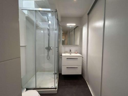 une salle de bain blanche avec une douche et un lavabo dans l'établissement Maison 4 pièces BANYULS SUR MER BN000-009, à Banyuls-sur-Mer
