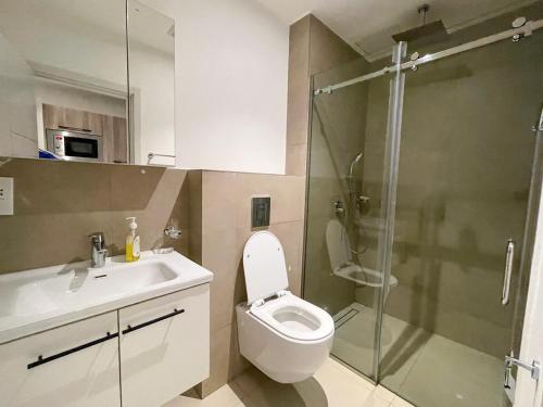 Bilik mandi di BelRose Place-East Legon