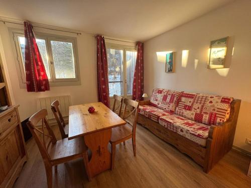 un salon avec un canapé et une table dans l'établissement Studio cabine 4 personnes, à Allos