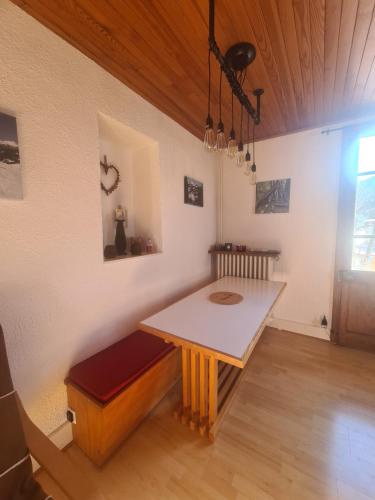 une salle à manger avec une table et un banc dans l'établissement La Chanterelle Apartment, à Morzine