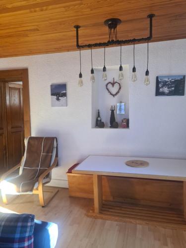un salon avec une table et une chaise dans l'établissement La Chanterelle Apartment, à Morzine