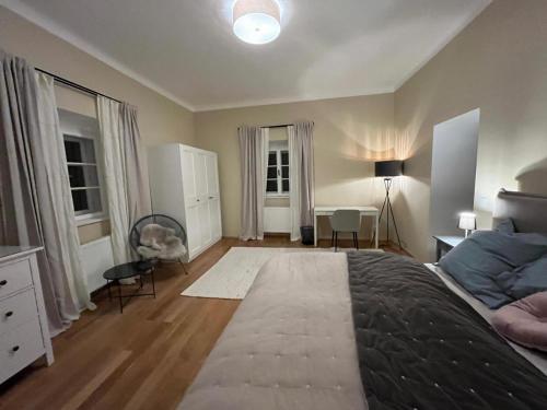 una camera con letto e una camera con scrivania di Masionette Wohnung in Weinregion 30 min südlich von Wien a Gumpoldskirchen