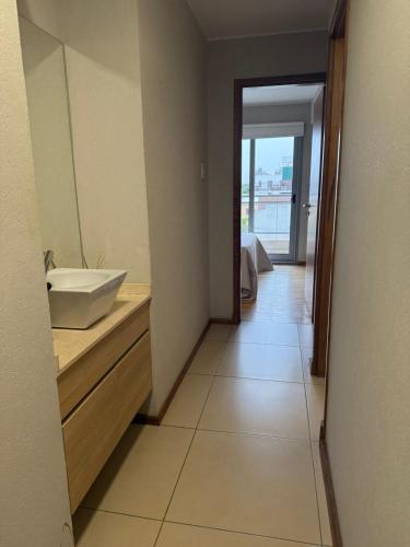 a bathroom with a sink and a mirror at Depto 2 dormitorios - LIBERTADOR in Vuelta del Paraguayo