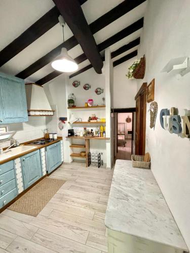 une cuisine avec des armoires bleues et un comptoir dans l'établissement Piana, à Porto-Vecchio